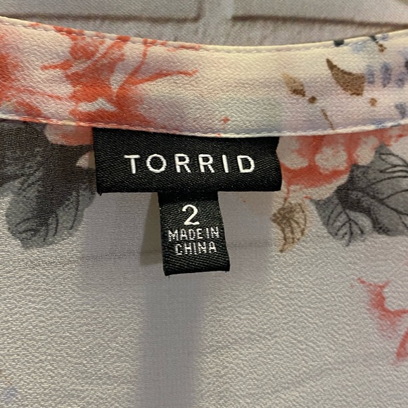 Torrid used size 2x white floral high/low blouse - Picture 3 of 4